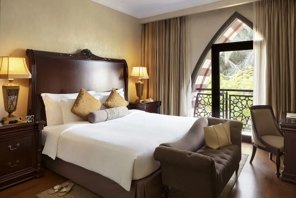 Four Bedroom Royal Villa, direct lagoon pool access, butler, daily breakfast & airport transfer