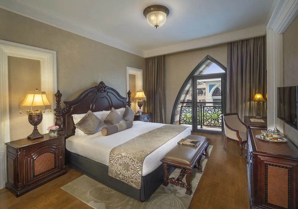 Four Bedroom Royal Villa, direct lagoon pool access, butler, daily breakfast & airport transfer