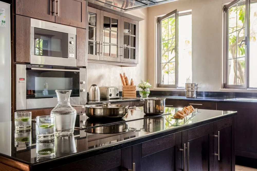 Four Bedroom Royal Villa, direct lagoon pool access, butler, daily breakfast & airport transfer