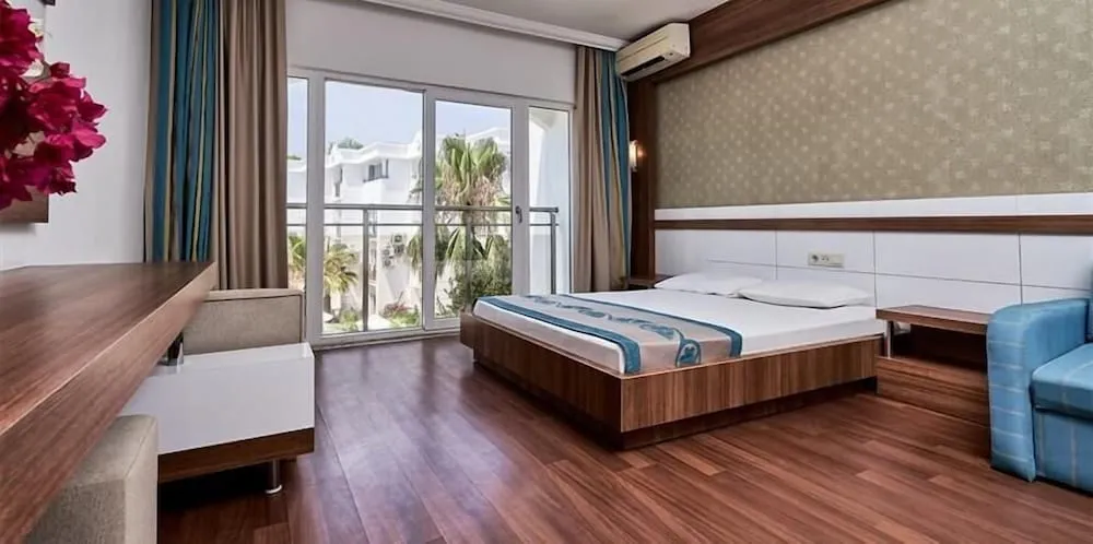 Standard Tek Büyük veya İki Ayrı Yataklı Oda, Havuz Manzaralı