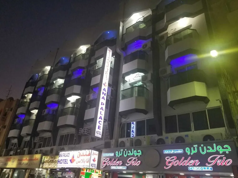 Konaklama yerinin ön cephesi - akşam/gece