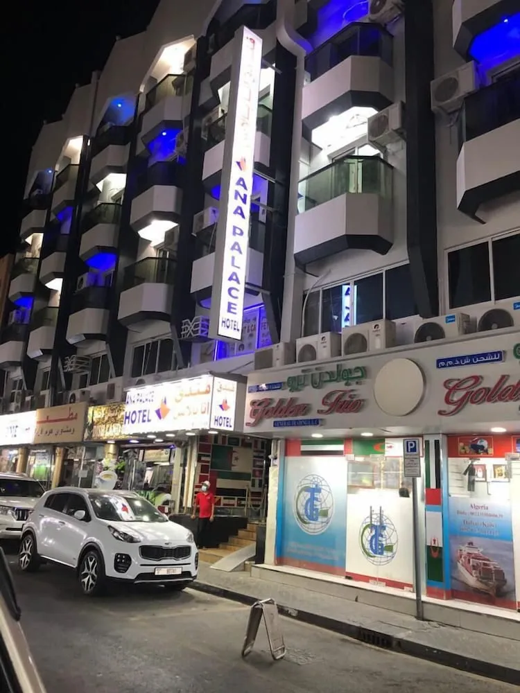 Konaklama yerinin ön cephesi - akşam/gece