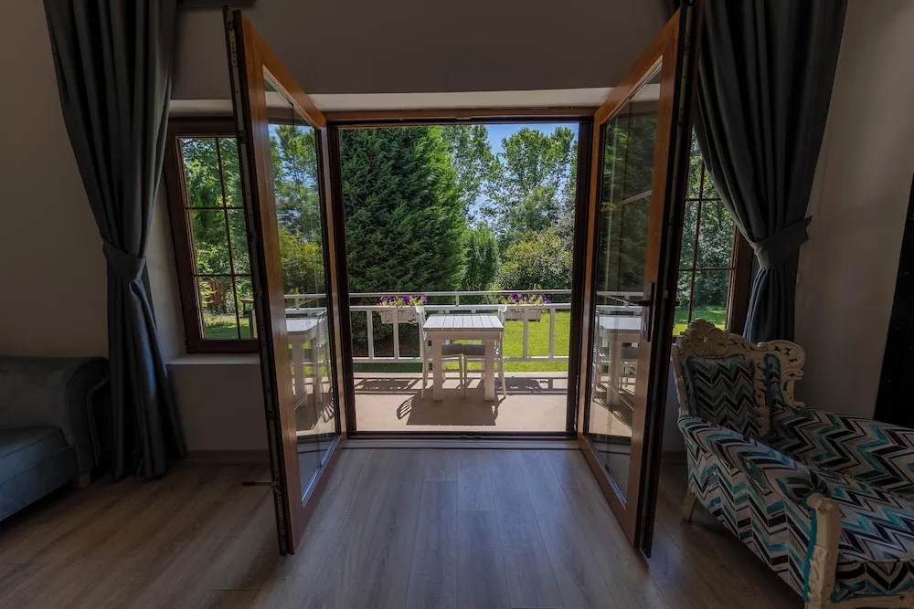 Premium Room with King Size Bed, Garden View