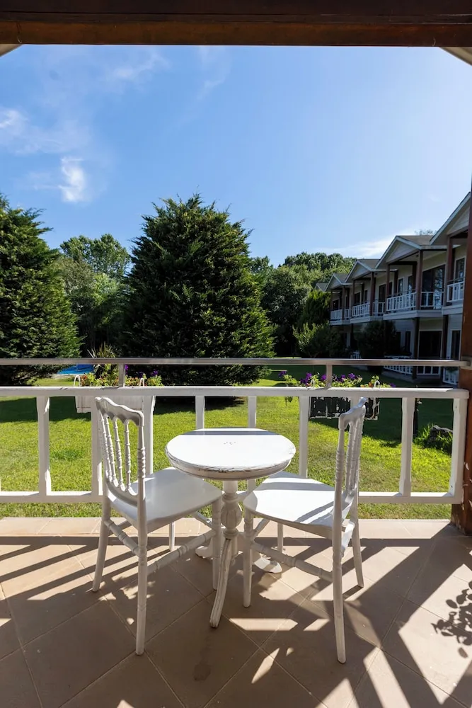 Deluxe Room with 2 Single Beds, Garden View