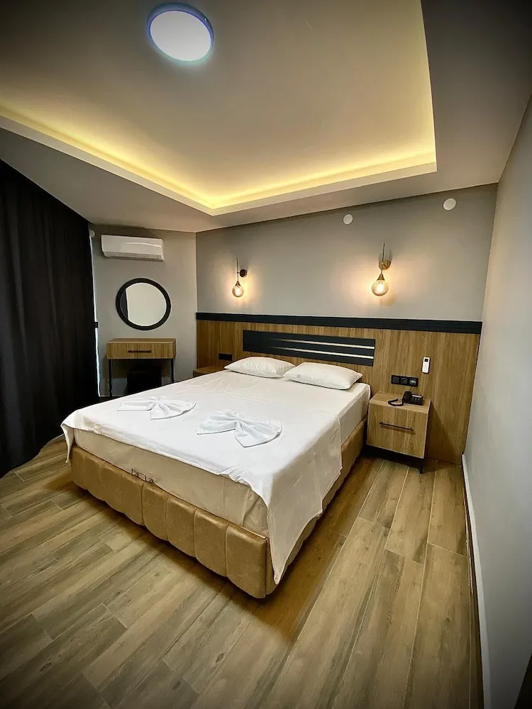 Standard Tek Büyük Yataklı Oda, Balkon, Havuz Manzaralı