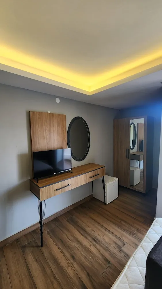 Standard Tek Büyük Yataklı Oda, Balkon, Havuz Manzaralı