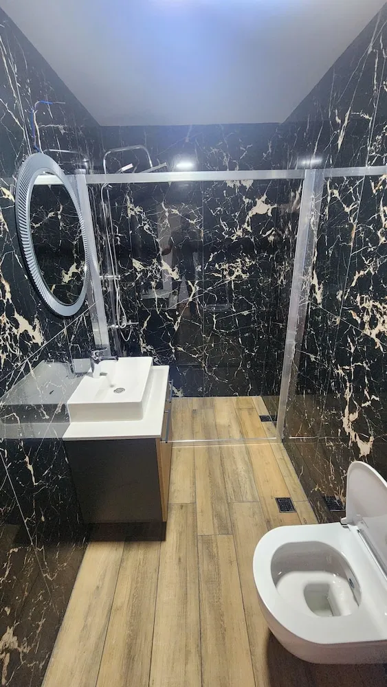 Standard Tek Büyük Yataklı Oda, Balkon, Havuz Manzaralı