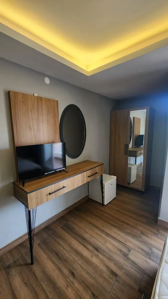 Standard Tek Büyük Yataklı Oda, Balkon, Havuz Manzaralı
