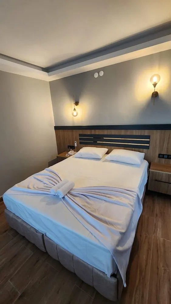 Standard Tek Büyük Yataklı Oda, Balkon, Havuz Manzaralı