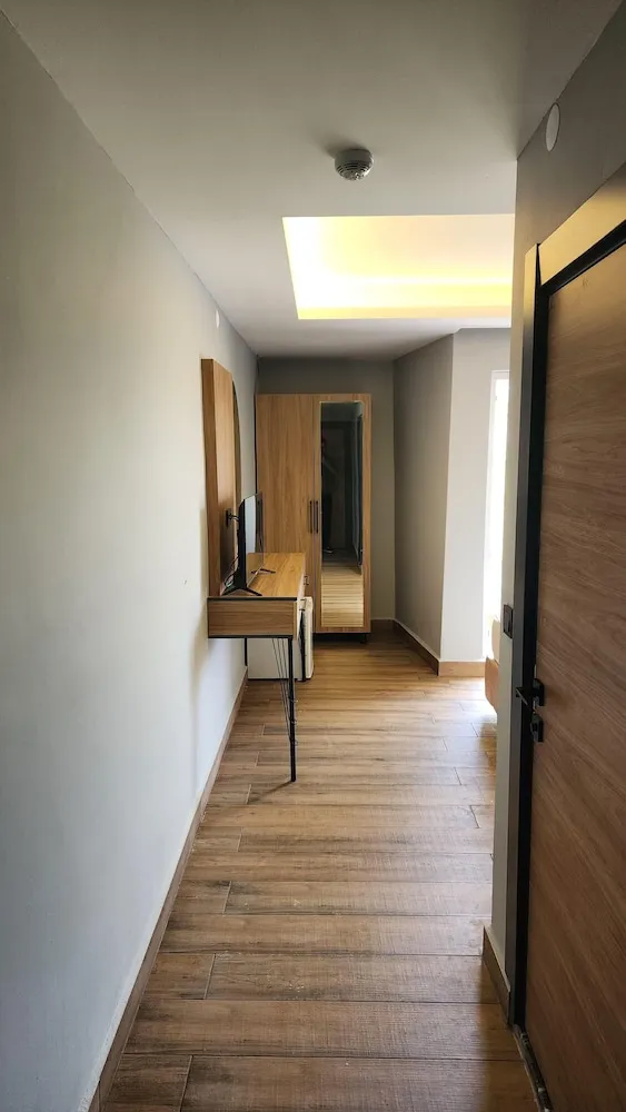 Standard Tek Büyük Yataklı Oda, Balkon, Havuz Manzaralı