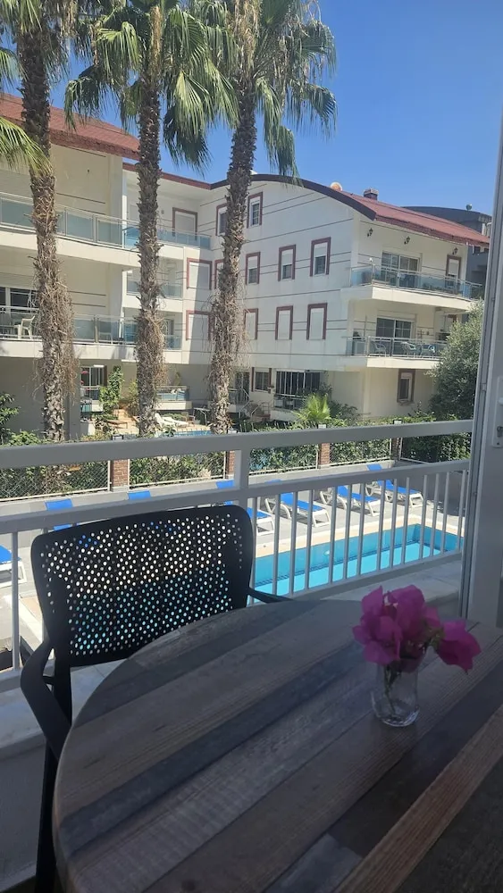 Standard Tek Büyük Yataklı Oda, Balkon, Havuz Manzaralı