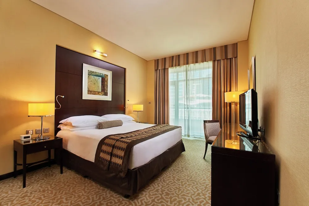 Executive King, Pool View