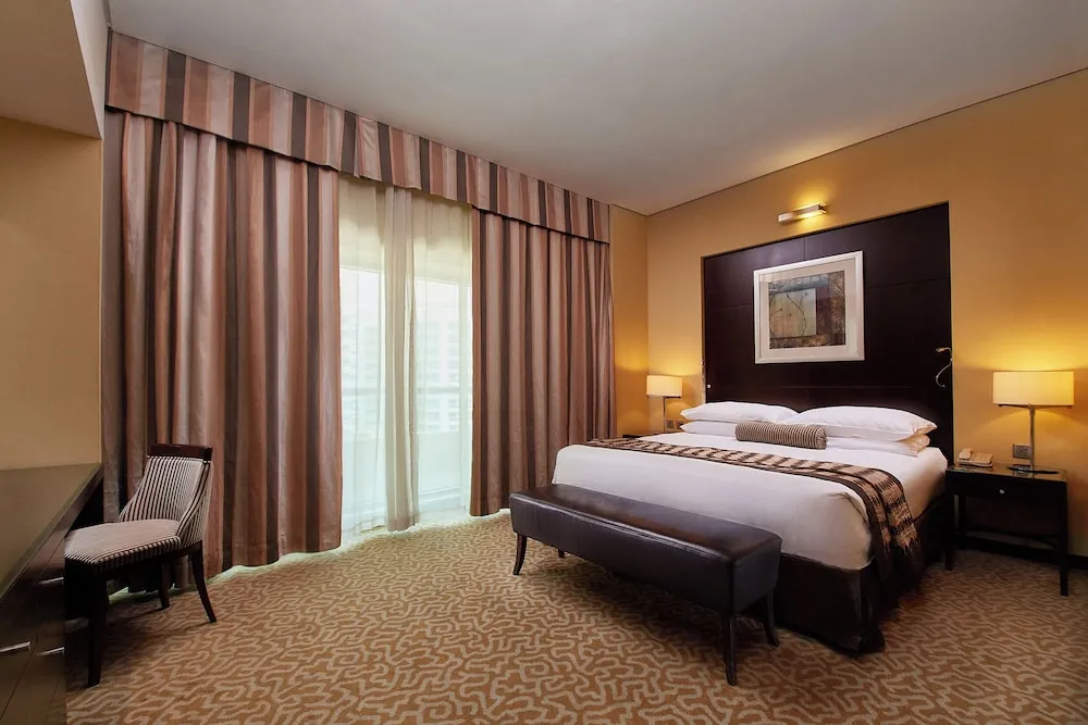 Deluxe King, Pool View