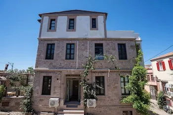 Cunda Mahmut Bey Konağı