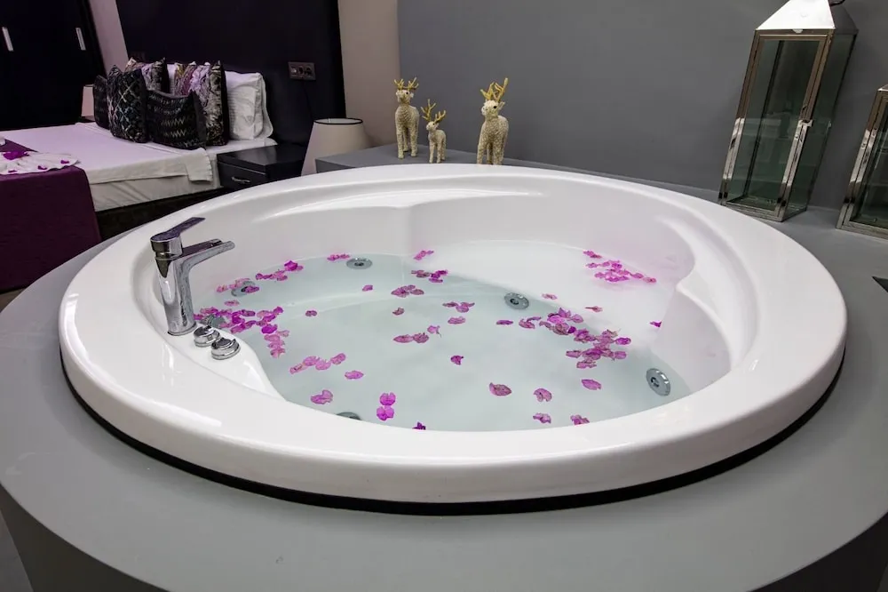 Romantic Süit, 1 Çift Kişilik Yatak ve Çekyat, Sıcak Su Küveti