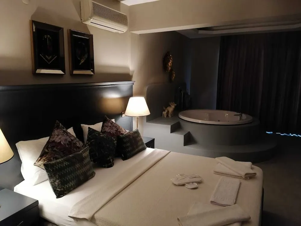 Romantic Süit, 1 Çift Kişilik Yatak ve Çekyat, Sıcak Su Küveti