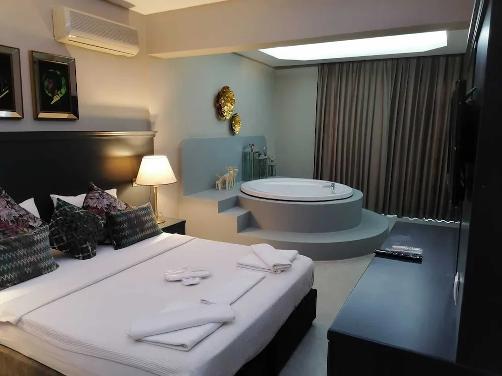 Romantic Süit, 1 Çift Kişilik Yatak ve Çekyat, Sıcak Su Küveti