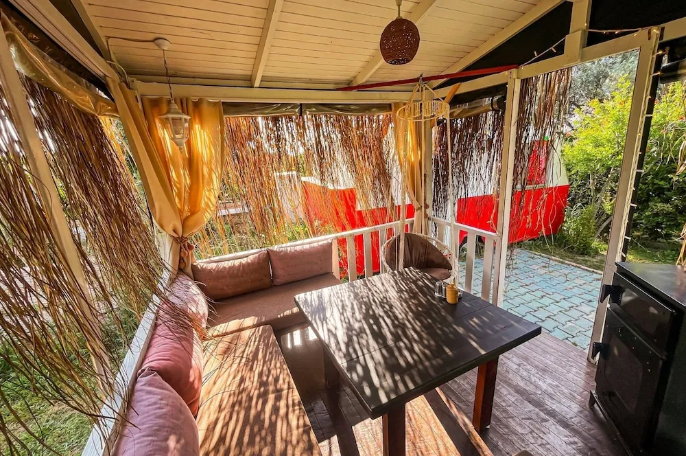 Romantic Karavan, Bahçe Manzaralı