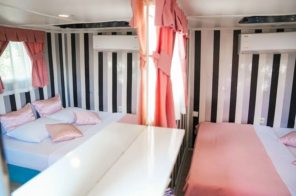 Standard Karavan, Bahçe Manzaralı