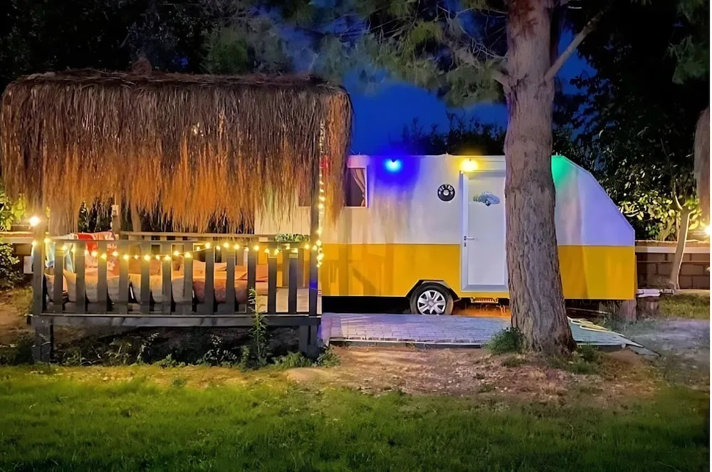 Standard Karavan, 1 Büyük (Queen) Boy Yatak ve Çekyat, Bahçe Manzaralı
