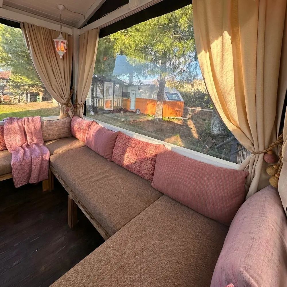 Standard Karavan, 1 Büyük (Queen) Boy Yatak ve Çekyat, Bahçe Manzaralı
