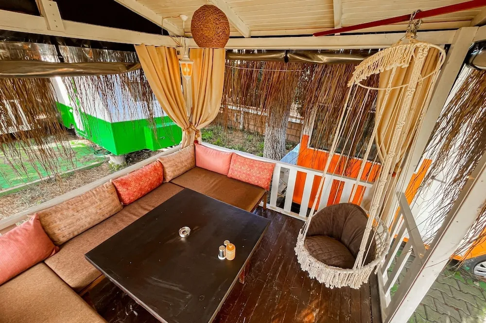 Grand Karavan, Bahçe Manzaralı