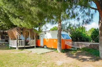 Mona Glamping Caravan Suites