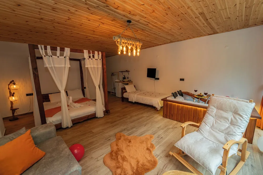 Honeymoon Suite, 201 River View
