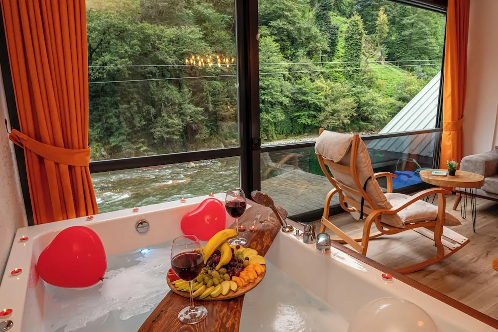 Honeymoon Suite, 201 River View