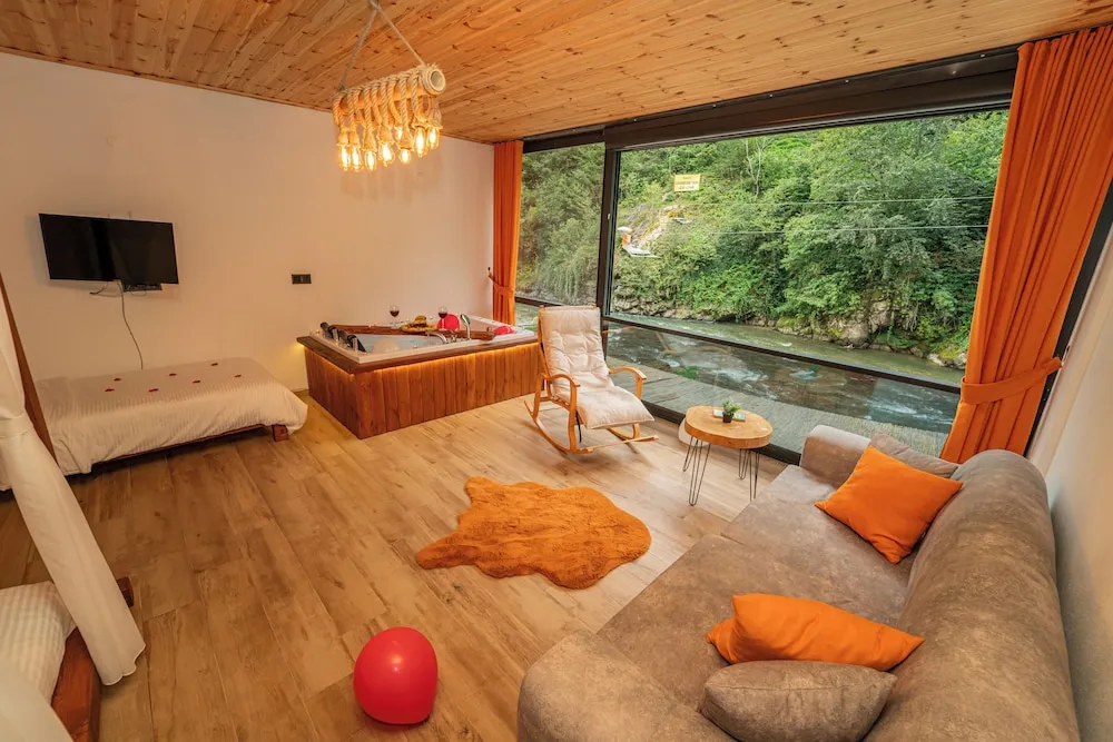Honeymoon Suite, 201 River View