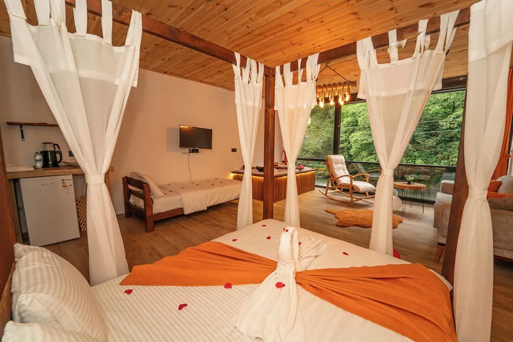 Honeymoon Suite, 201 River View