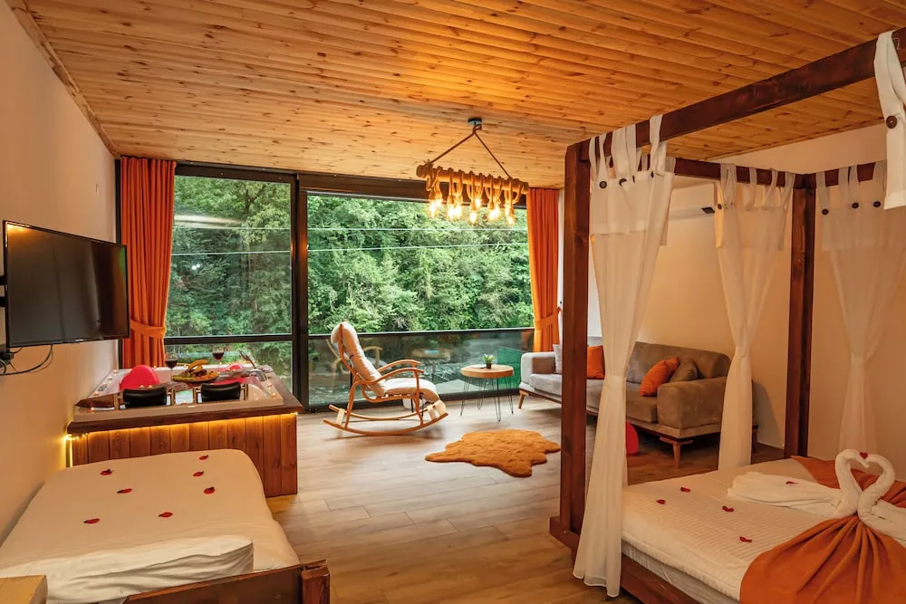Honeymoon Suite, 201 River View