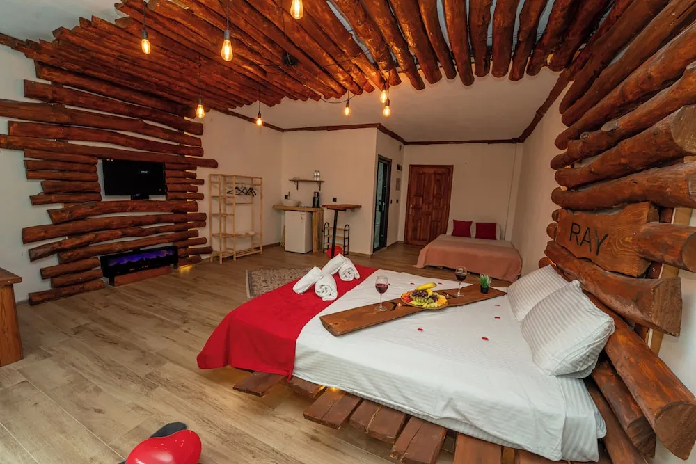 Honeymoon Suite 202, River View
