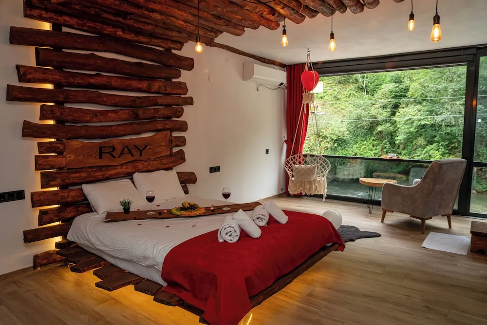 Honeymoon Suite 202, River View