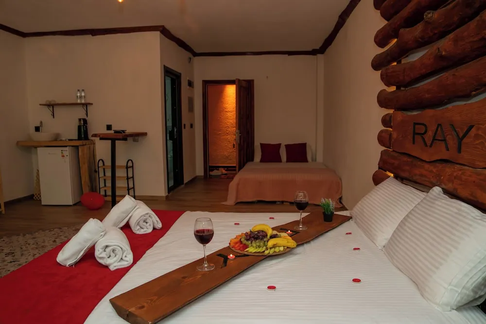 Honeymoon Suite 202, River View