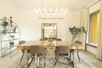 LUX The Downtown Blvd Suite