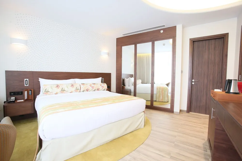 Deluxe Süit, 1 Yatak Odası, Balkon, Kısmi Deniz Manzaralı (Club Lounge Access)