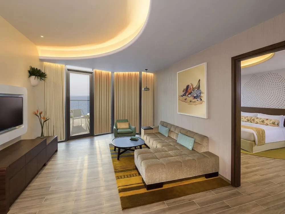Deluxe Süit, 1 Yatak Odası, Balkon, Kısmi Deniz Manzaralı (Club Lounge Access)