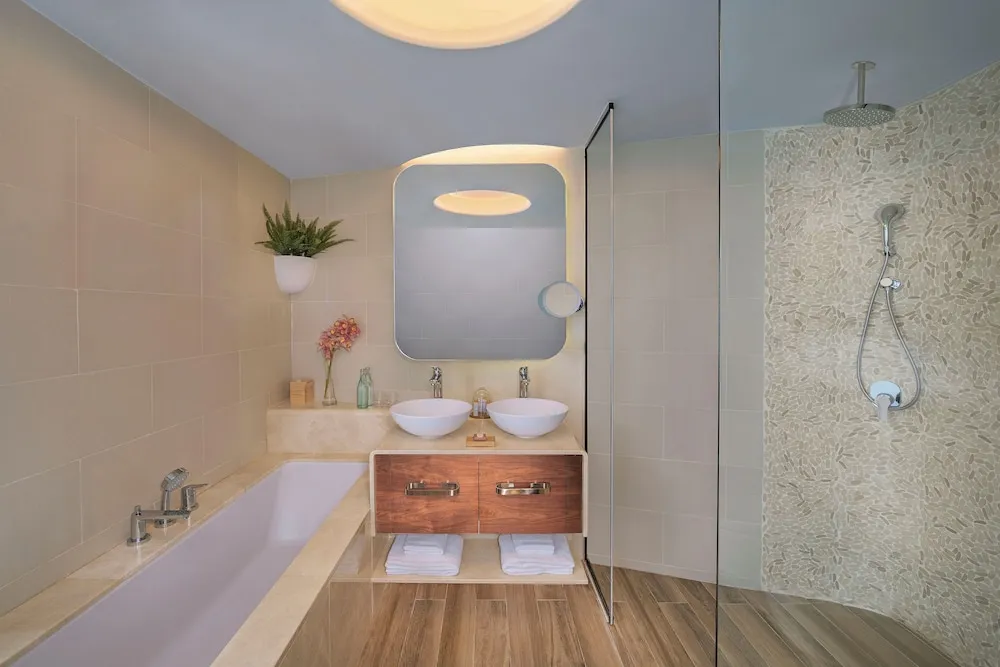 Deluxe Süit, 1 Yatak Odası, Balkon, Kısmi Deniz Manzaralı (Club Lounge Access)