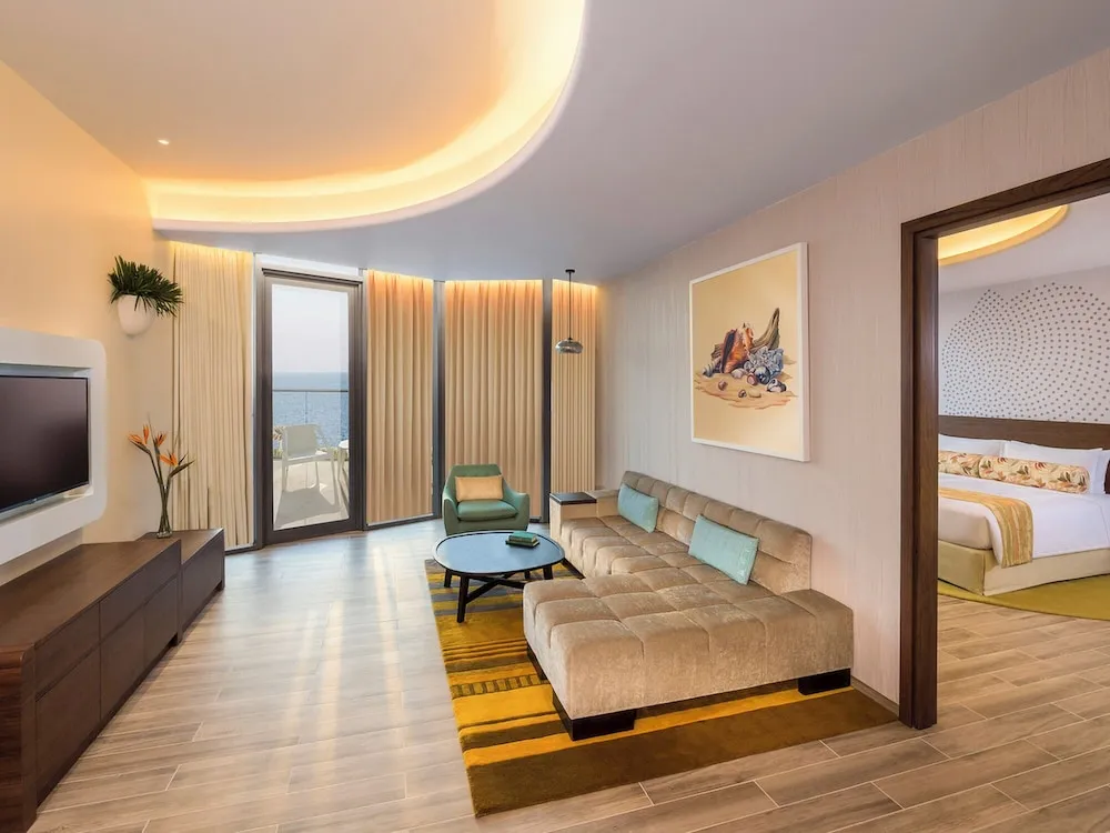 Deluxe Süit, 1 Yatak Odası, Balkon, Kısmi Deniz Manzaralı (Club Lounge Access)