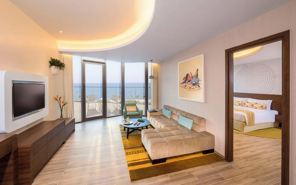 Deluxe Süit, 1 Yatak Odası, Balkon, Kısmi Deniz Manzaralı (Club Lounge Access)