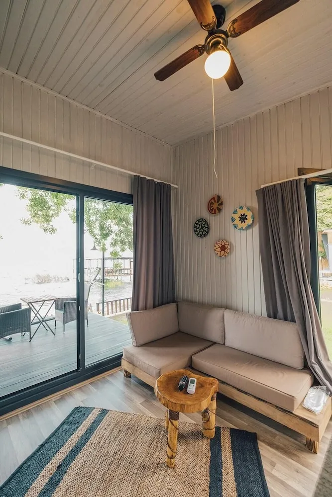 Basic Bungalov, Veranda, Göl Manzaralı