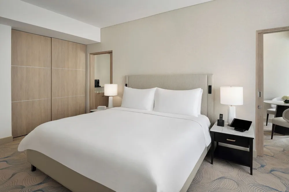 Grand Oda, 1 En Büyük (King) Boy Yatak ve Çekyat, Marina Manzaralı