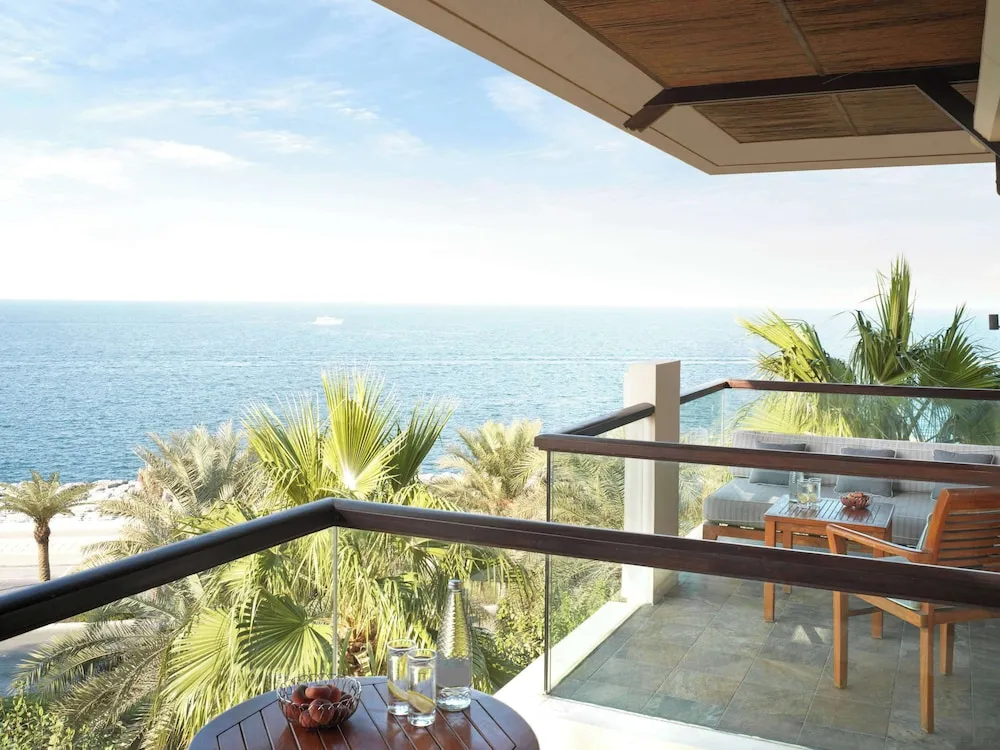 Junior Süit, 1 En Büyük (King) Boy Yatak ve Çekyat, Balkon, Deniz Manzaralı (Club Access)