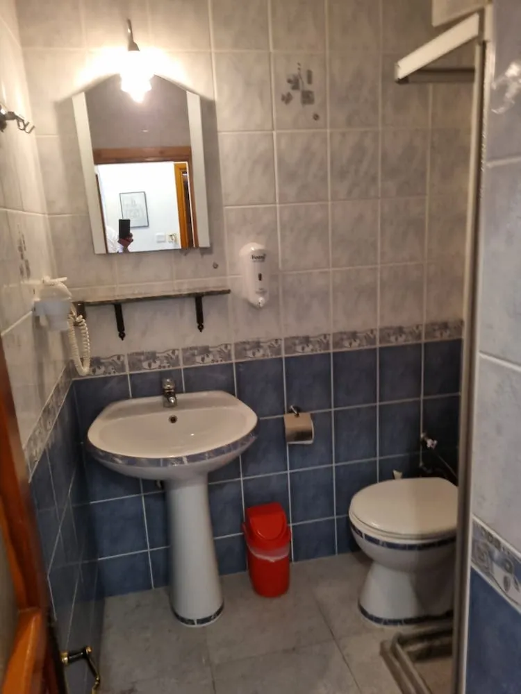 Üç Kişilik Oda, Deniz Manzaralı