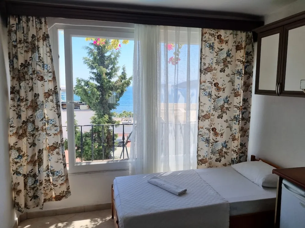 Üç Kişilik Oda, Deniz Manzaralı