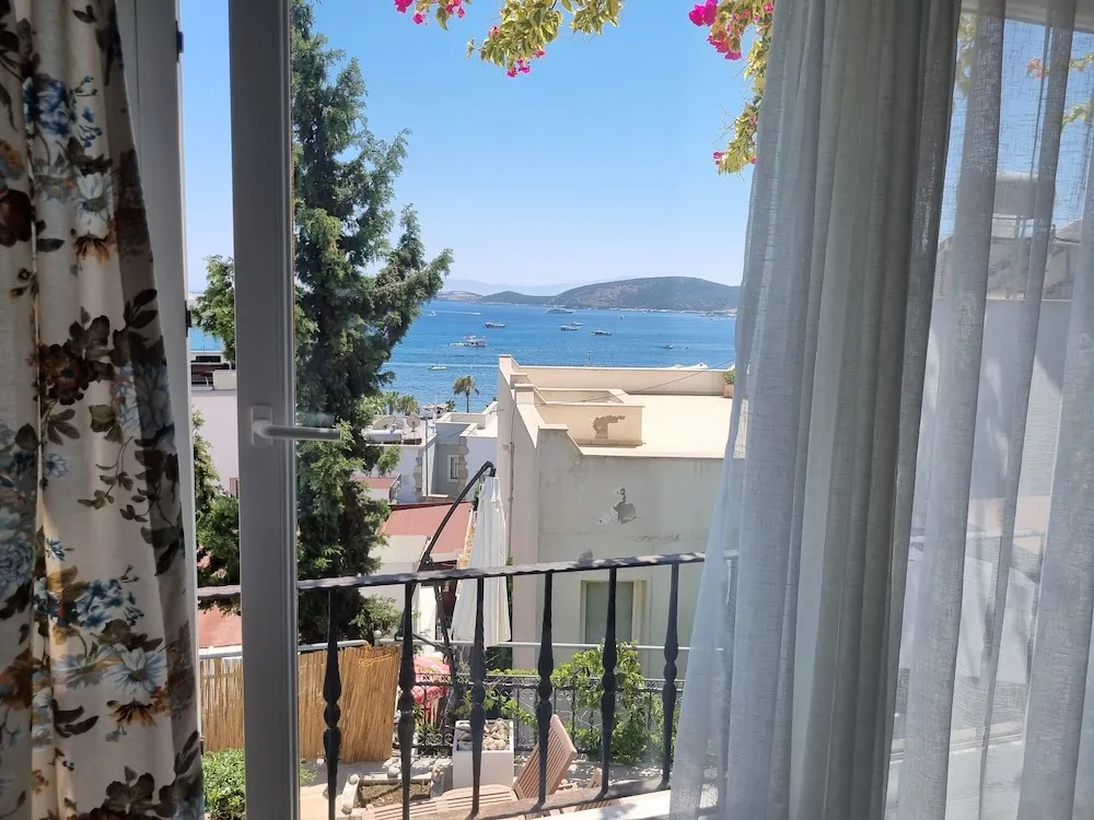 Üç Kişilik Oda, Deniz Manzaralı