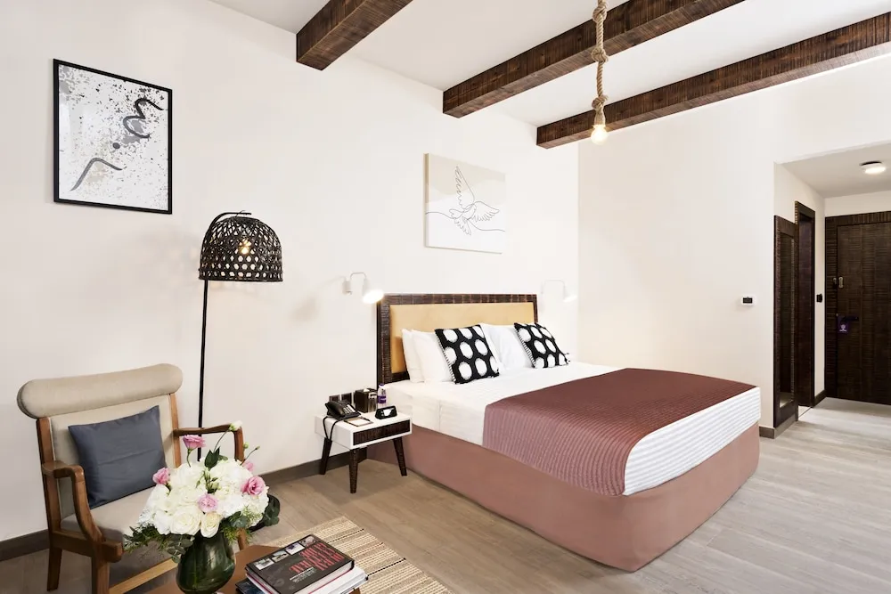 Classic Oda, 1 Büyük (Queen) Boy Yatak