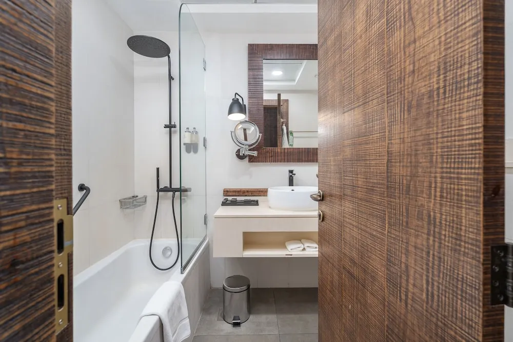 Gallery Üç Kişilik Oda, 2 Büyük (Queen) Boy Yatak