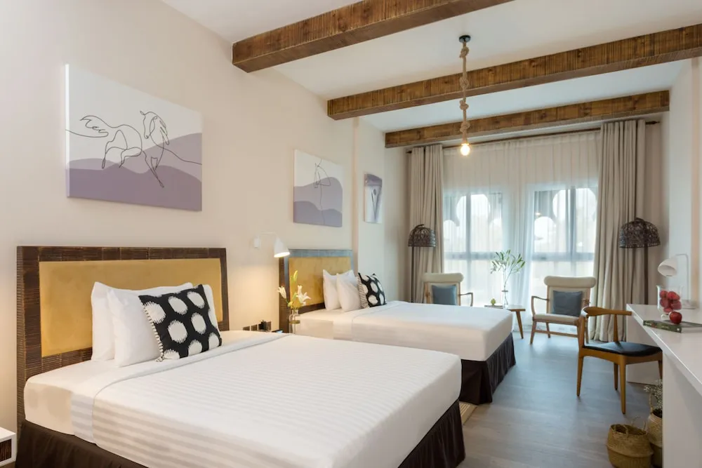 Gallery Üç Kişilik Oda, 2 Büyük (Queen) Boy Yatak